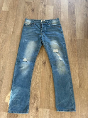 Levi’s 501 originals jeans  - säljer nu ett par as feta levi’s 501 jeans med slitningar i mycket bra skick.                               inga dessvärre defekter.                                          Mått: Midja - 41cm, längd - 105cm, benöppning - 19cm                                                                                 Om du är några frågor angående dessa är det bara att skriva!