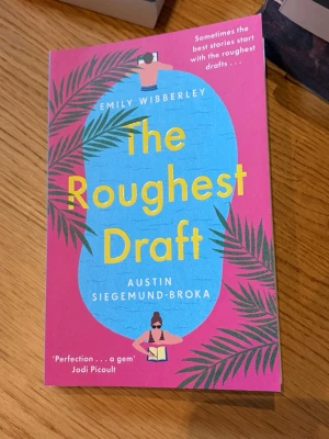 The roughest draft  - Säljer denna populära booktok bok. Boken är läst men i fint skick utan skador eller defekter. Boken är på engelska. Nypris 129kr. Pris kan självklart diskuteras vid snabb affär. Bundles går att köpa! Kolla gärna in min profil för fler böcker och tveka inte på att höra av dig vid frågor!💕