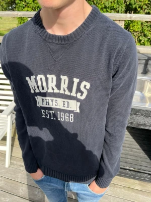 Morris tröja - Mörkblå, nästan svart Fint skick, ej urtvättad Storlek M Jag på bild är 180cm och 66kg