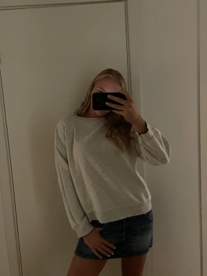 Grå sweatshirt - Säljer en grå sweatshirt. Tröjan har en avslappnad passform, rund halsringning och långa ärmar. Perfekt för en chill och casual look.