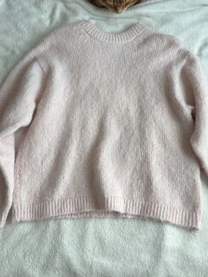 Ljusrosa stickad tröja - ljusrosa stickad tröja från gina tricot, bara använts 2-3 gånger, inga defekter. passar perfekt nu till hösten💕