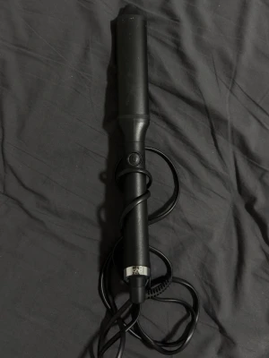 Svart locktång från ghd - Säljer en svart locktång från ghd med tri-zone technology. Locktången har en slimmad design och ett greppvänligt handtag. Perfekt för att skapa snygga lockar och vågor. Sladd medföljer och tången är enkel att använda. Håret blir jättefint. Nypris 2000kr. Har används ett par gånger men har inte använt den på länge eftersom jag beställde en ny, funkar iallafall som den ska! Pris kan diskuteras