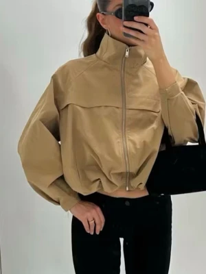Beige oversized vindjacka med dragkedja - Jacka i fint skick som passar perfekt till hösten! Storlek XS/S. Köpt för 600kr. Säljer för 349kr