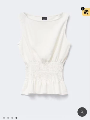 Vit smock top💕 - Snygg vit topp utan ärmar med bred smockad midja och volangkant nedtill. Toppen har rund halsringning och är gjord i ett lätt, mjukt tyg som ger en skön känsla. Perfekt att styla med både jeans och kjol 💕nästintill oanvänt skick och pris kan alltid diskuteras 😊