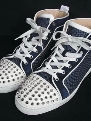 Blåa high top sneakers med nitar - Extremt feta och sällsynta loubs. Går ej att få tag på idag. Inne i lager om 1-2 veckor. Förbeställning = rabatt. Nypris 1700 euro. 