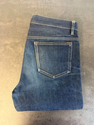 A.P.C Jeans, Stl 32/32 - Snygga blå slim fit jeans med klassisk femficksdesign och diskreta slitningar vid knäna. Jeansen har normalhög midja och raka ben. Tillverkade i denim med kontrastsömmar för en tidlös look.