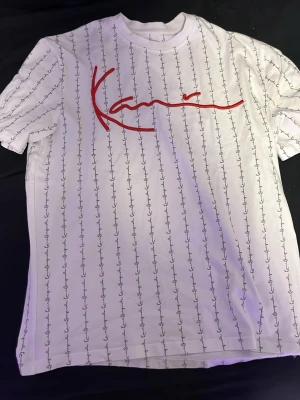 Vit t-shirt från Karl Kani med tryck