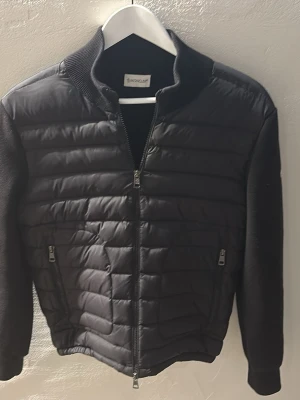 Svart pufferjacka från Moncler - Riktigt fet moncler cardigan som är redo att säljas. Färgen är svart och storlek är S men passar mer som en M. Säljs pågrund utav brist av användning.