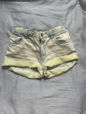 Shorts w24  - Säljer ett par ljusgula denimshorts från Zadig&Voltarie. Pris kan diskuteras.💕
