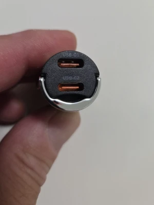 Svart Supersnabb billaddare med dubbla USB-C (2x45 Watt) - Praktisk svart billaddare för cigguttag med både USB-C och USB-A-port. Passar perfekt för att ladda mobilen eller surfplattan i bilen. Kompakt design i plast och metall, enkel att ta med. Märkt med CE och RoHS.
