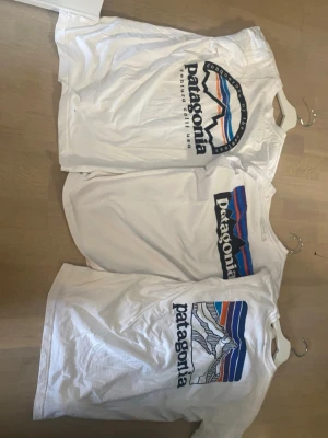 Vita Patagonia t-shirts med tryck - Säljer ett tre pack t-shirts från patagonia, i storlek m men passar bäst S. använda fåtal gånger, mycket bra skick inga defekter alls, går bara att köpa 3 om du inte har något annat förslag, tar emot bud MEN INGA SKAMBUD!!! Skriv vid frågor eller funderingar(svarar snabbt) Med vänlig hälsning, 