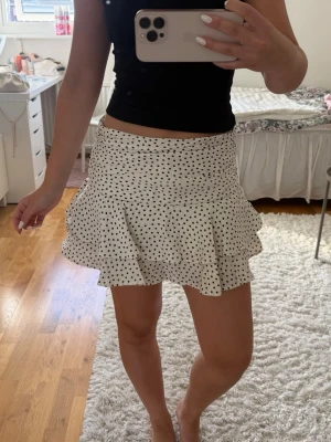 Prickig kjol - Supersöt och trendig kjol från Zara med inbyggda shorts. Kjolen är beige med svarta små prickar🖤