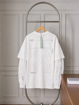 Exklusiv Offwhite långärmad tee - Ett riktigt statement plagg för alla highend facianter! Säljer en väldigt fet Offwhite 2020 långärmad tee. Slutsåld överallt, aldrig använd i nyskick tags medföljer. Köpt för ca 8000kr säljes nu för enbart 4499sek, storlek XS(passar S-M).