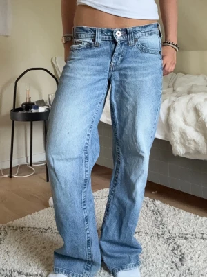 Lågmidjade jeans - Säljer ett par ljusblå loose jeansed låg midja. Materialet är denim i bomull och de har en avslappnad, loose fit-stil.