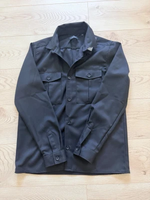 Matinique Overshirt  - Säljer denna helt oanvända Matinique Overshirten i storlek M. Tröjan är svart och matchar till alla plagg nu till hösten. Nypris 999kr. Hör av er vid fler frågor!