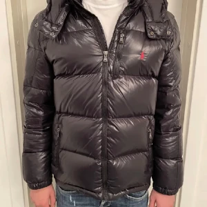 Ralph Lauren jacka - Säljer denna tvär feta Ralph Lauren jackan eftersom den är för liten. Skick 8/10, några små hål som knappt syns samt en fick som är svår att stänga, försiktigt använd men finns tecken på användning som lite slitage, inte mycket dock.Just denna storlek är svår att få tag på så passa på🤝
