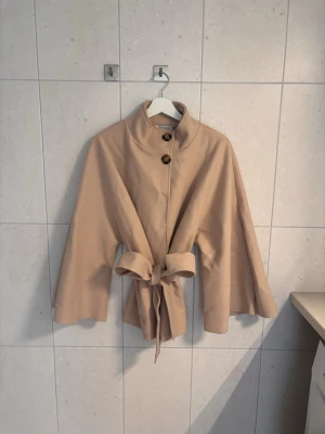 Beige kappa från Chica London - Kappan är i helt nytt skick.