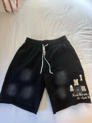 AMIRI shorts - •Skick: 10/10, helt ny • Storlek: M,L • normal i storleken. (öppen för bud 💬)  Skicka DM för fler bilder eller info! 🫱🏾‍🫲🏽