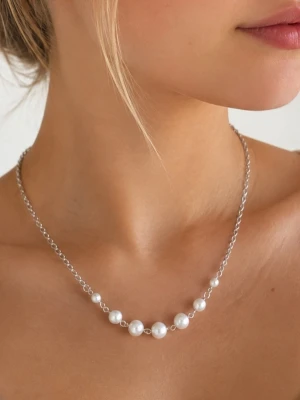 Handgjort halsband inspirerat av Maria Nilsdotter  - Stilrent halsband med silverfärgad kedja och vita pärlor i olika storlekar framtill. Kedjan är tunn och justerbar, vilket gör det enkelt att anpassa längden. Perfekt för att ge en elegant touch till din outfit.Material-rostfritt stål.  Längd-40cm-45cm #41