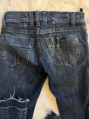Low waist vintage jeans  - Säljer mina gamla favvo jeans från miss sixty. Sitter såå snyggt ibak och är så sköna och stretchiga i materialet. 2000 tals stil, väldigt låga.  Svin snygg tvätt/färg på dom. Storlek 24, bra på min i längden som är ca 164