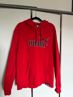 Röd hoodie från Puma med logga - Snygg röd hoodie från Puma med stor svartvit logga på bröstet.