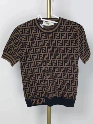 Fendi tröja  - Helt ny stickad Fendi tshirt i Stl M, superfin kvalité! Perfekt nu till hösten. Kan gå ner i pris vid snabb affär!