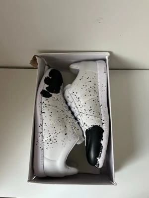 Vita maison margiela Gats  - Säljer ett par riktigt schysta Gats I storlek 43. Dem är i nyskick och har endast testats på. Sjukt snygga och passar till allt!