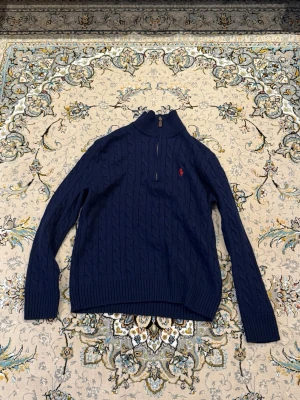 Mörkblå kabelstickad tröja med dragkedja Ralph lauren  - Brukade vara storlek M men morsan la den i tvätten fel så den krympte till XS, men om du har XS så kommer den passa underbart 