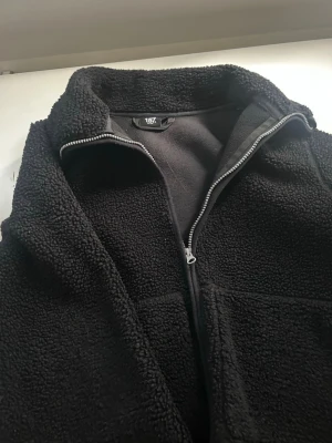 Svart teddyjacka - Säljer min svarta teddy jacka från lager 157 i storlek XS
