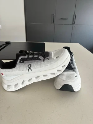 On cloud skor  - Helt nya storlek 44&45 finns. Väldigt mjuk sula som gör så att det känns att du får ett litet skutt när du går eller springer. Skickas samma dag eller dagen efter