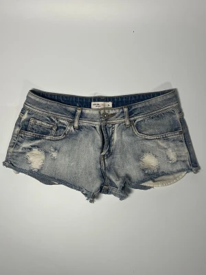 Lågmidjade jeansshorts - 👕 Plagg: Jeansshorts                                                          📏 Storlek: midjemått 37 cm                                                                                                            ✨ Skick: Fint skick                                                        💬 Vid frågor är det bara att skriva!                                                                                          🛍️ Gramenti