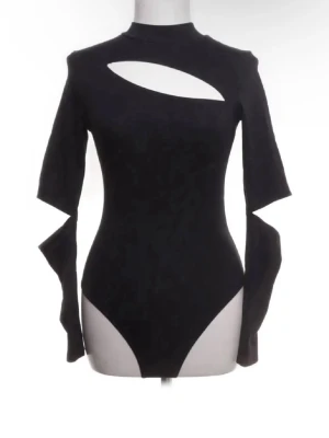Svart body  - Svart body med cut outs