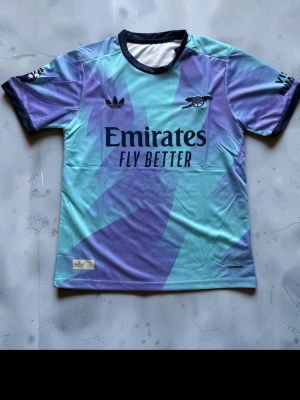 Arsenal Fotbollströja, alla storlekar  - Säljer en Arsenal fotbollströja | Skick 10/10 med tags på | Storlekar: Small, Medium, Large, XL, XXL |