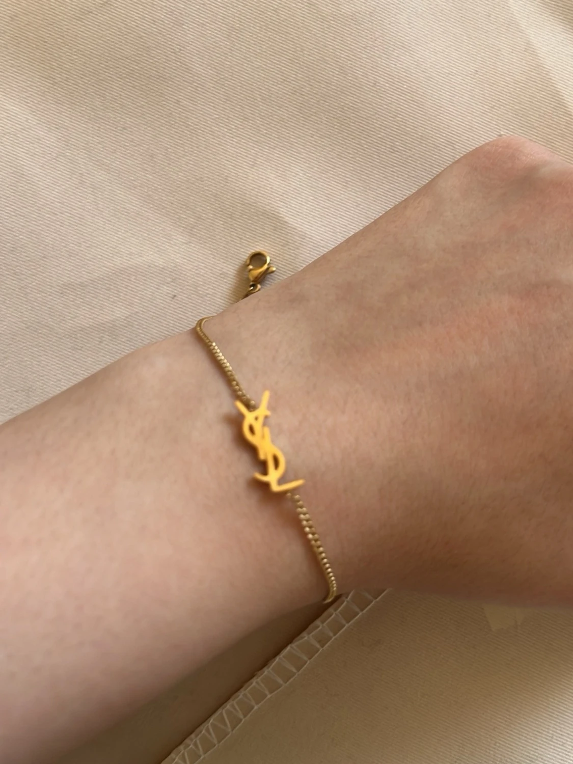 Guldigt armband
