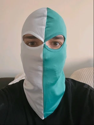 NY Grön/vit Hammarby balaclava/mask - Säljer en balaclava i stretchigt tyg med tvåfärgad design i grön och vitt. Masken har ett hål för ansiktet och täcker hela huvudet och halsen. PERFEKT for Hammarby fans