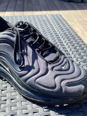 ÄKTA Nike Air Max 720 svarta. - ÄKTA!! Nike Air Max 720 sneakers i svart och grå med neongröna detaljer. Köpt från Nike.com men jag växta ur de direkt tyvärr, där av priset. Använd ett få tal gånger och verkligen jätte bekväma. Hör av er vid fler frågor!