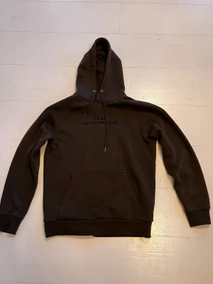 Peak Performance Hoodie - Peak Performance hoodie i olivgrön färg. Storlek M