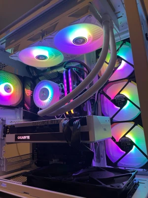 Gaming pc - Kontakta mig via blocket( Herichbarzingi) Jag kan inte ta emot meddelanden här på facebook/messenger.  Nybyggd Gamingdator  Säljer en nybyggd och kraftfull gamingdator i vitt utförande. Datorn är redo att användas direkt och passar perfekt för både gaming, streaming och arbete.  Specifikationer:  * CPU: AMD Ryzen 7 5800X (Ny) * Grafikkort: Gigabyte GeForce RTX 3080 Gaming OC 10GB (Ny) * RAM: 32 GB DDR4 3200 MHz (Nytt) * Moderkort: ASUS ROG Strix B550 (Nytt) * Lagring:     * 1 TB Samsung 970 PRO 