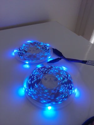 30m LED-ljusslingor RGB på rulle - Två rullar med flexibla LED-ljusslingor som kan lysa i olika färger, bland annat blått och rött. Slingorna är monterade på vita plastspolar och ansluts via kabel. Perfekt för att skapa stämningsfull belysning i rummet eller bakom TV:n.