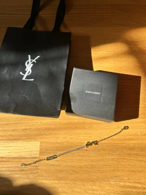 äkta ysl armband - Köpte från ysl butiken i mall of Scandinavia i stockholm. Ord pris 4122kr. Har inte kvar kvittot men har påse och boxen. Använt en gång så i mycket bra skick. Skriv för frågor och priset kan diskuteras
