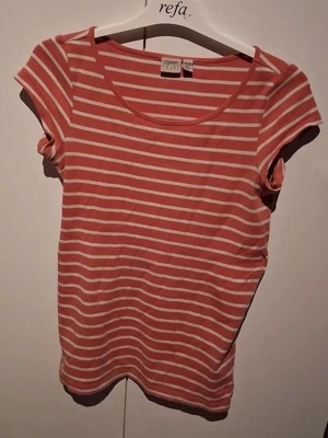 Randig t-shirt - En rosa och vit randig t-shirt.