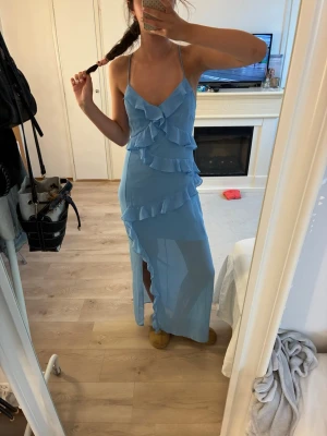 Klänning  - Superfin klänning jag endast använt 1 gång. Jag är 173 cm lång. Kolla gärna mina andra annonser! 💌
