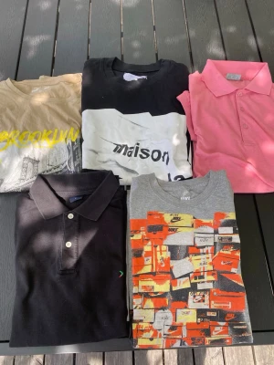 2 pikéer 3 tshirts paket/sett 📦  - Säljer 3 tshirts och 2 pikéer i samma paket.  1. Boomerang pike svart i storlek S  2. Maison marigela tshirt svart, storlek L, något större i passformen.   3. Rosa luftig pike från Diplom, okänd storlek men passar som S/M  4. Grå Nike tshirt med graffiti tryck, storlek S 5. Ljusbrun tshirt från jack&jones med ”Brooklyn” tryck. Storlek L passar som M  Som sagt alla tröjorna åker med på köpet 📦  Hör av dig vid intresse eller funderingar 🙌⚜️