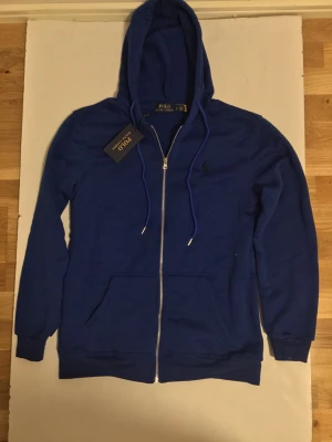 Ralph lauren hoodie  - Säljer denna fina ralph lauren hoodie för bara 239 kr! Fråga om de är något du undrar över!