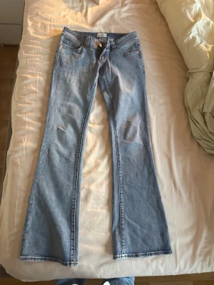 Ljusblå bootcut jeans - Säljer ett var jättesnygga lågmidjade jeans från Abrand jeans i strl 27 tall💗de har använts en gång💗midjemått: 37 cm innerben: 85 cm
