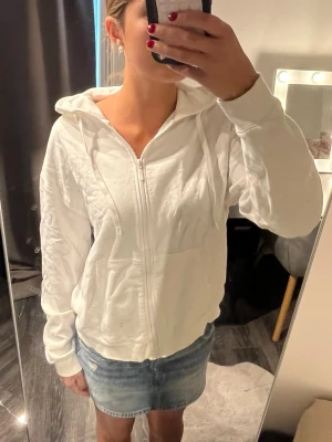 Vit zip hoodie - En superfräsch zip hoodie ifrån Cubus, bra skick. Storlek L men passar fint oversized på mig som har storlek S/M. 