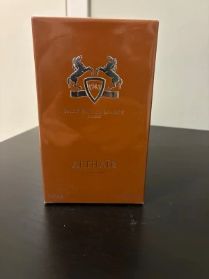 Parfums de Marly Althaïr EdP 125ml - Lyxig parfym från Parfums de Marly i modellen Althaïr. Flaskan kommer i en elegant brun förpackning med silverdetaljer och logotyp med två hästar. Innehåller 125 ml Eau de Parfum. Perfekt för dig som gillar exklusiva dofter.