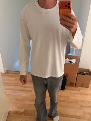 Stockholm surfboard club - Säljer en Stockholm surfboard club longsleeve tisha som är helt sold - out överallt köptes på NK i Stockholm för ett halvår sedan. Den är size Medium och skulle säga att den är true to size helt klart.