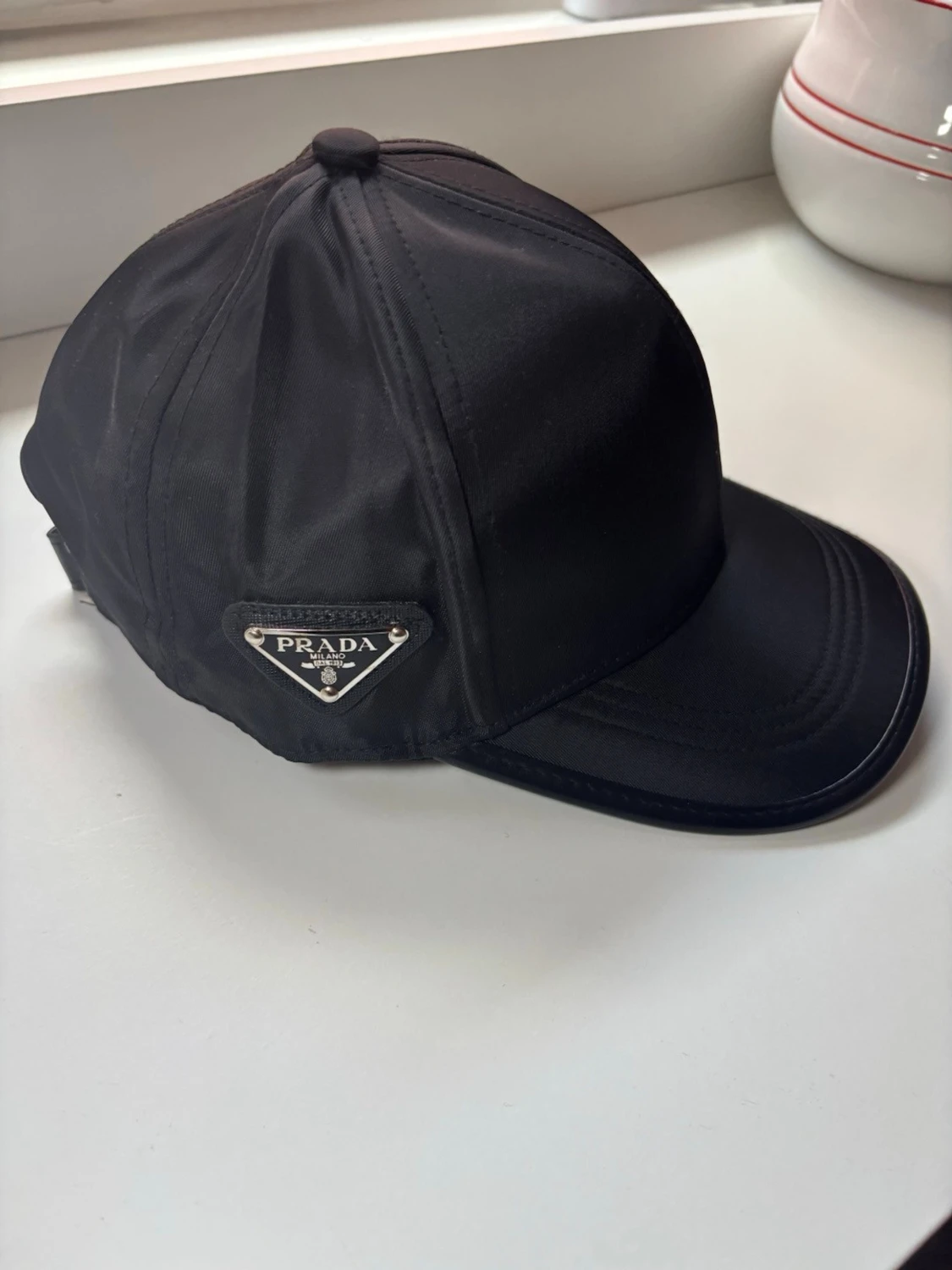 Svart keps från Prada i nylon