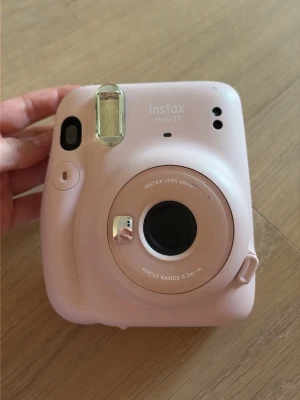 Rosa Instax Mini 11  - Säljer en rosa Instax Mini 11.Kameran har en rundad form, inbyggd blixt och enkel knapp för att ta bilder. Är öppen för prisförslag!🩷